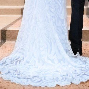 Wedding dress with detachable train